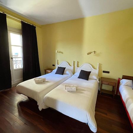 Hostal Esmeralda 코밀라스 외부 사진