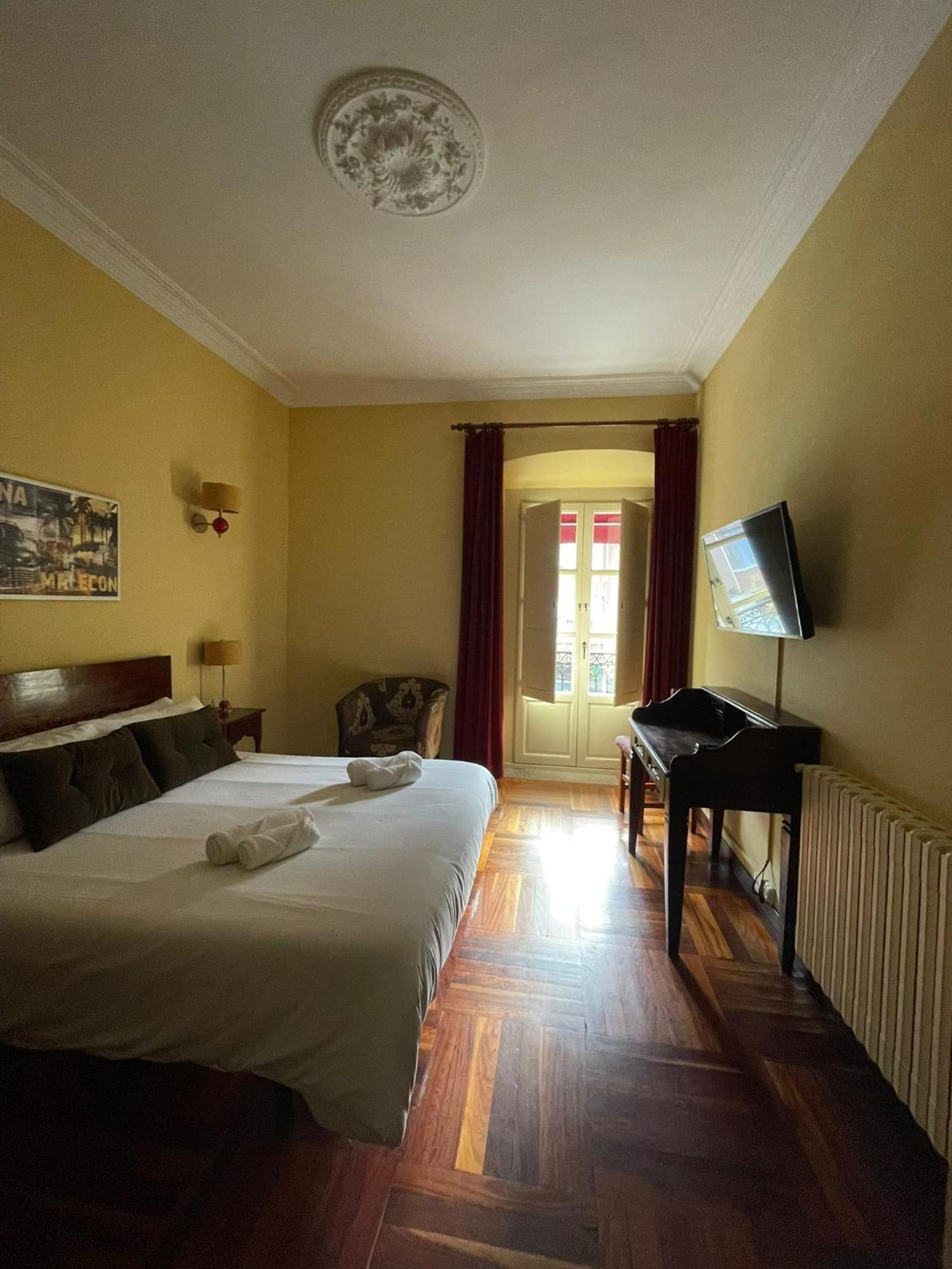 Hostal Esmeralda 코밀라스 외부 사진