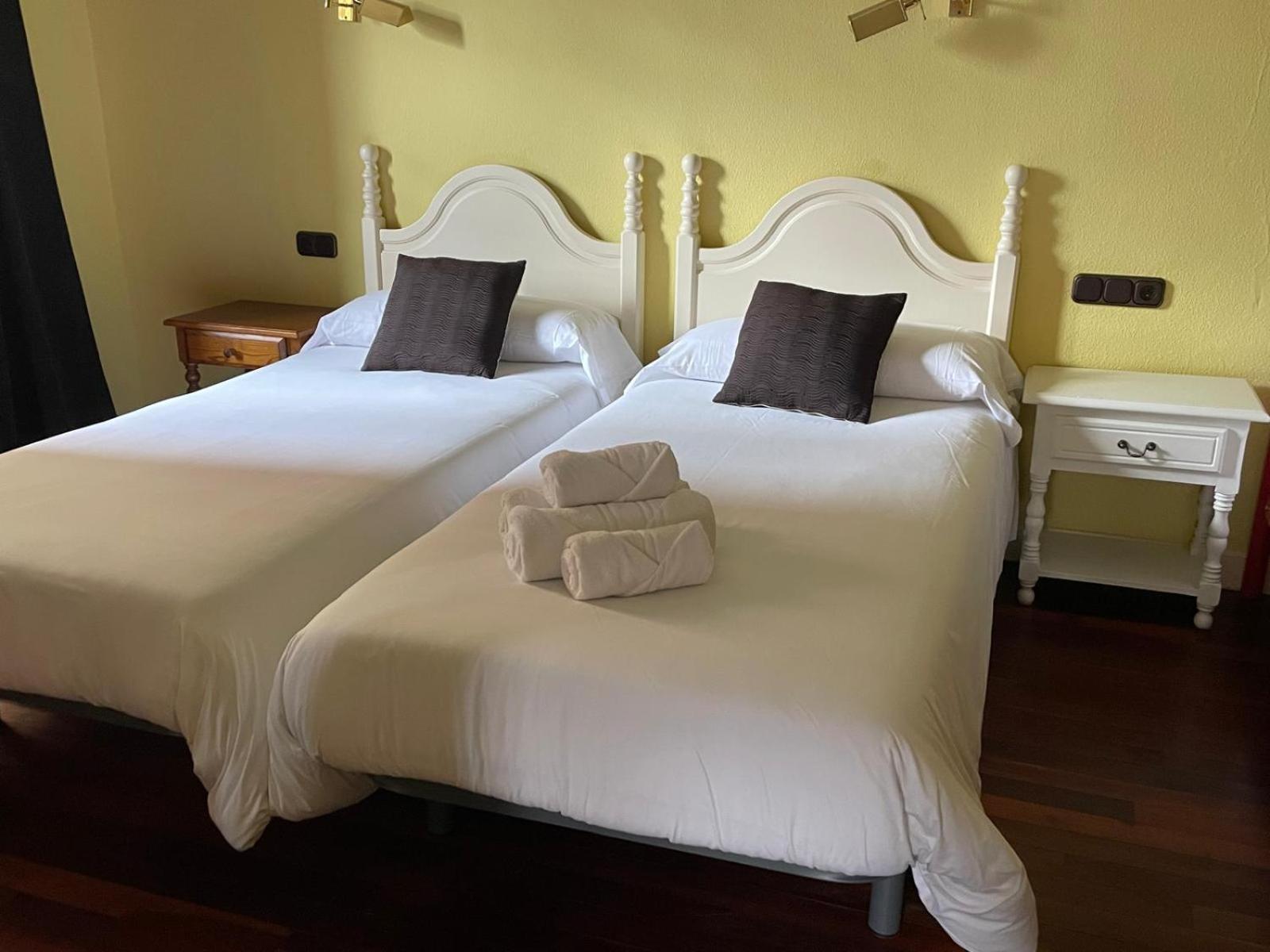 Hostal Esmeralda 코밀라스 외부 사진