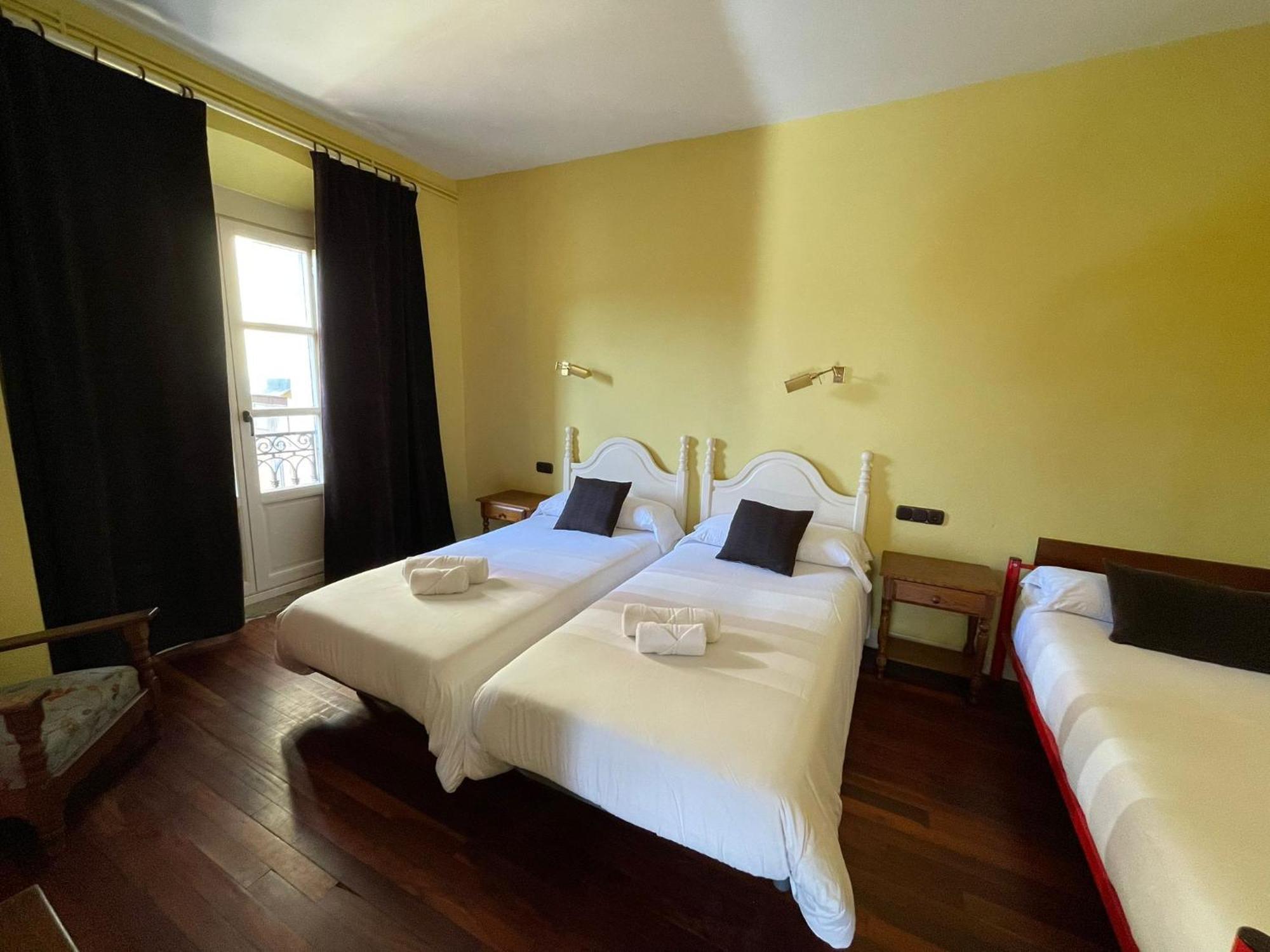 Hostal Esmeralda 코밀라스 외부 사진