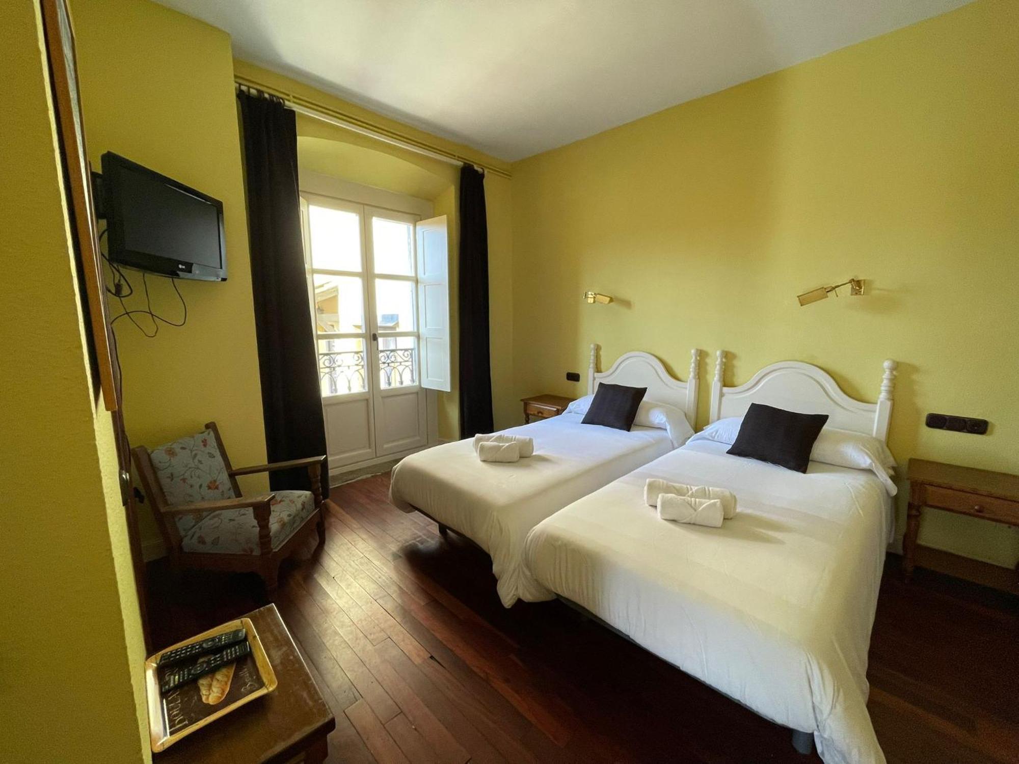 Hostal Esmeralda 코밀라스 외부 사진